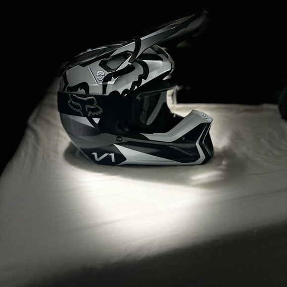 Fox Dual-Tone VR Helmet - Picture 2 of 10